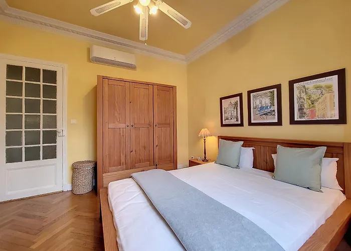 Nestor&Jeeves - Provencal - Central - Near Beach